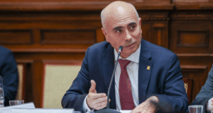 Ministro de Vivienda defiende el nombramiento de Santiváñez en Despacho Presidencial