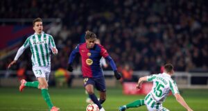 Barcelona empató con Betis 1-1 y sacó cuatro puntos de ventaja al Real Madrid que cayó con Valencia