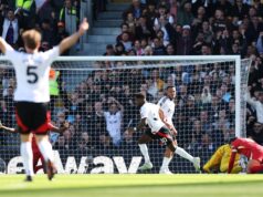 Líder Liverpool tuvo un tropiezo inesperado al caer ante Fulham 3-2