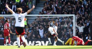 Líder Liverpool tuvo un tropiezo inesperado al caer ante Fulham 3-2