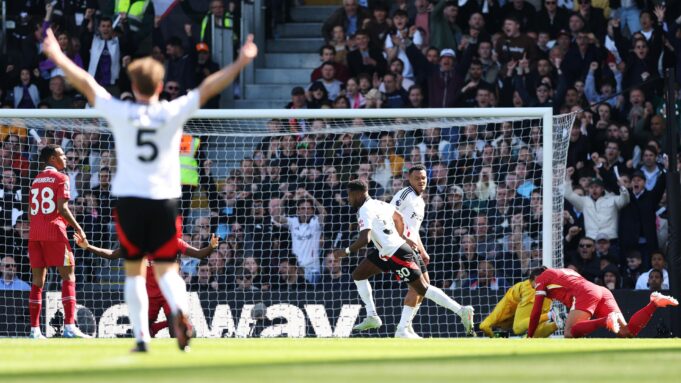 Líder Liverpool tuvo un tropiezo inesperado al caer ante Fulham 3-2