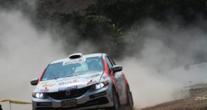 Beto Sánchez no pudo partir en Rally Chongos Bajo que fue cancelada por incidente de auto invasor