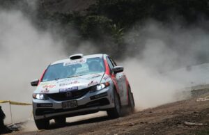 Beto Sánchez no pudo partir en Rally Chongos Bajo que fue cancelada por incidente de auto invasor