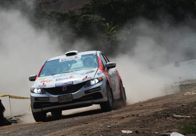 Beto Sánchez no pudo partir en Rally Chongos Bajo que fue cancelada por incidente de auto invasor