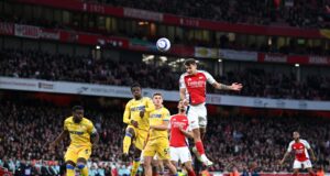 Arsenal empató con Crystal Palace 2-2 y le puso en bandeja el título al Liverpool