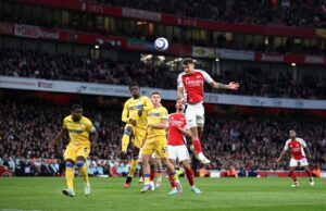 Arsenal empató con Crystal Palace 2-2 y le puso en bandeja el título al Liverpool