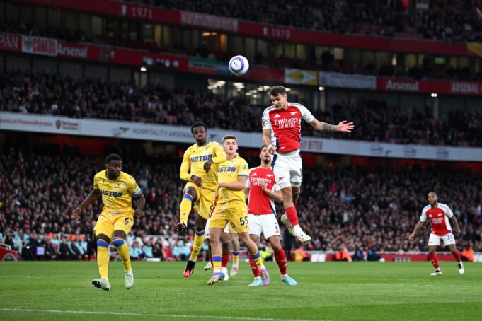 Arsenal empató con Crystal Palace 2-2 y le puso en bandeja el título al Liverpool