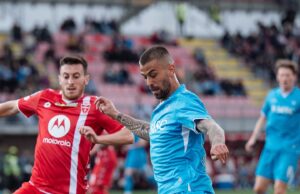 Nápoles derrotó al Monza 1-0 de visitante e igualó en la punta al Inter de Milán que juega el domingo