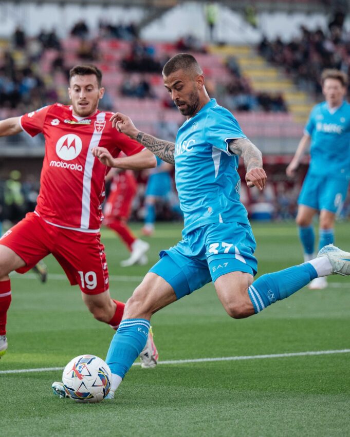 Nápoles derrotó al Monza 1-0 de visitante e igualó en la punta al Inter de Milán que juega el domingo