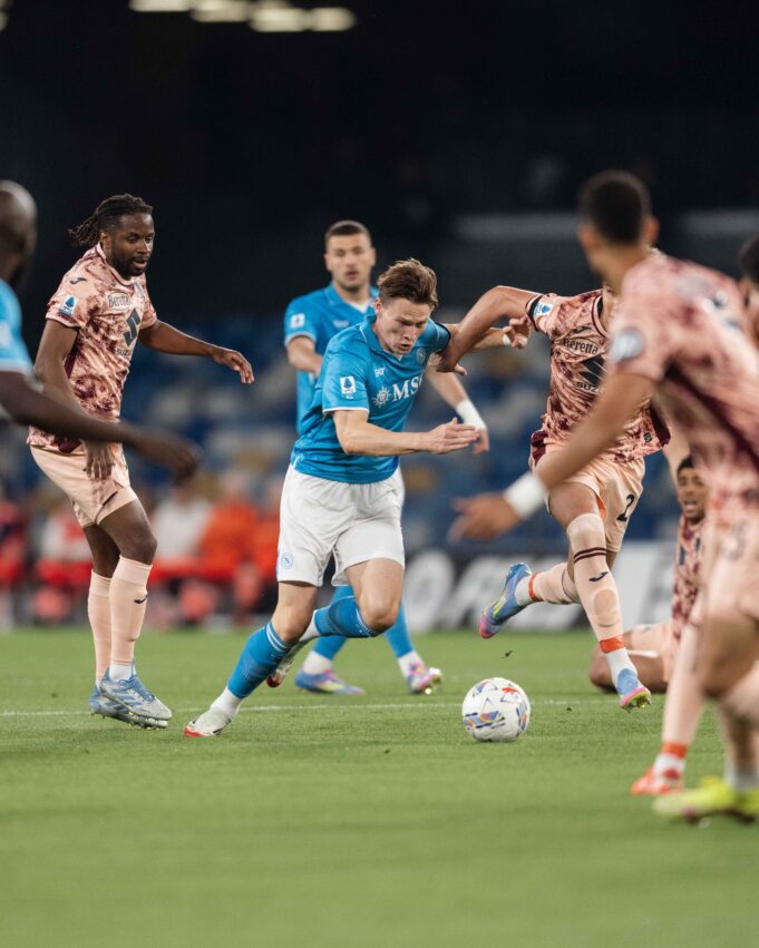 Nápoles derrotó a Torino 2-0 y quedó de líder solitario en el Calcio Italiano