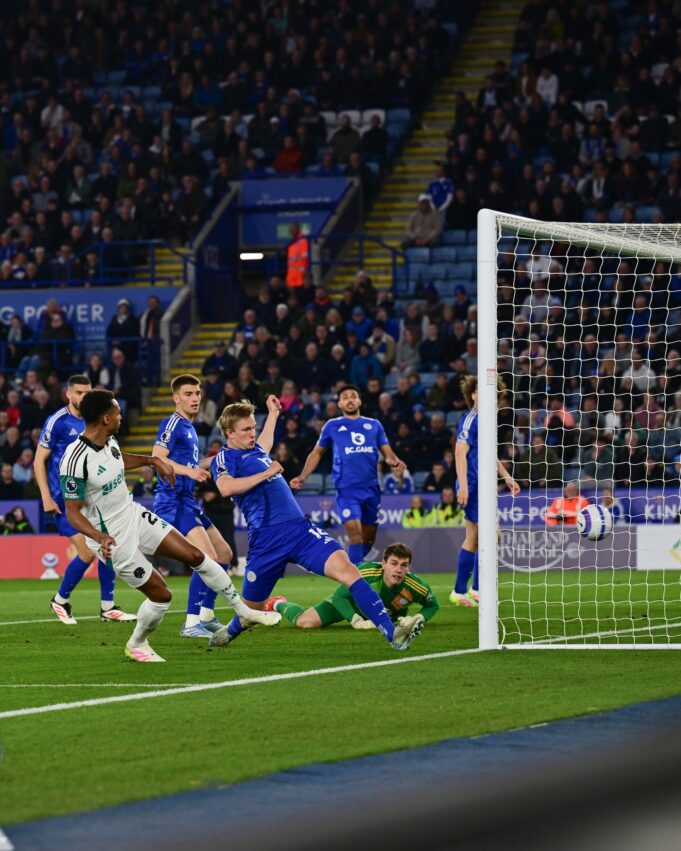 Newcastle goleó al Leicester 3-0 y trepó al quinto lugar de la tabla de la Premier League
