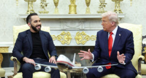 Entre rejas y aplausos: cómo Bukele ganó un lugar en Washington