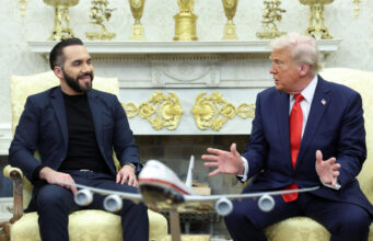 Entre rejas y aplausos: cómo Bukele ganó un lugar en Washington