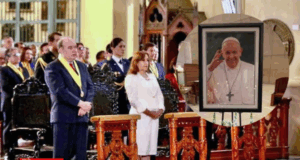 Dina Boluarte anuncia misa por el papa Francisco en Palacio tras negarle el Congreso viaje a Roma