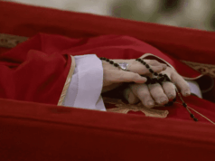 Con un rosario en las manos: Vaticano revela imágenes póstumas del papa Francisco