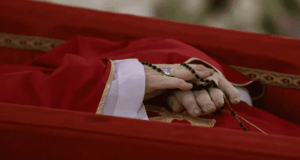 Con un rosario en las manos: Vaticano revela imágenes póstumas del papa Francisco