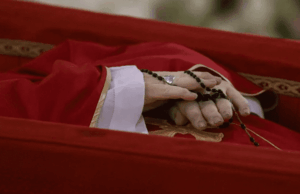 Con un rosario en las manos: Vaticano revela imágenes póstumas del papa Francisco