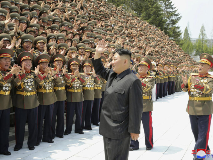 Corea del Norte fortalece su defensa soberana: Kim Jong-un supervisa ejercicios militares con nuevo rifle de francotirador