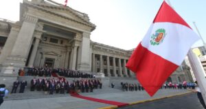 Poder Judicial rindió homenaje póstumo a Mario Vargas Llosa con izamiento de Pabellón Nacional a media asta