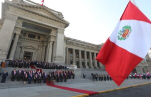 Poder Judicial rindió homenaje póstumo a Mario Vargas Llosa con izamiento de Pabellón Nacional a media asta