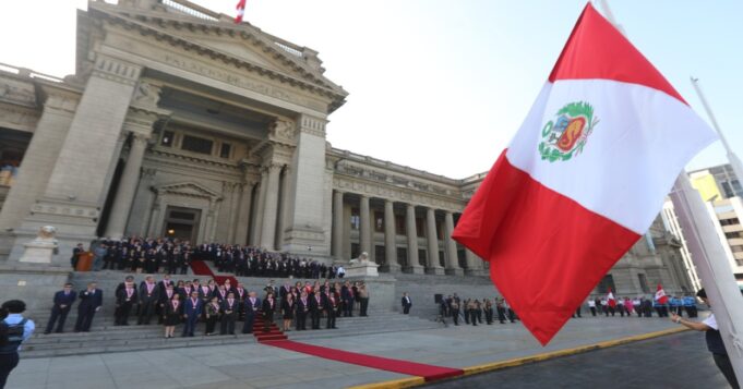 Poder Judicial rindió homenaje póstumo a Mario Vargas Llosa con izamiento de Pabellón Nacional a media asta