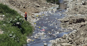 El agua que bebemos está contaminada: heces, parásitos y metales en los caños del país