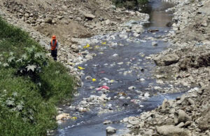 El agua que bebemos está contaminada: heces, parásitos y metales en los caños del país
