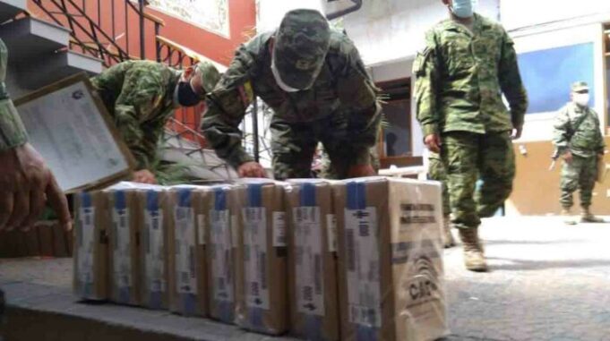 Ecuador en vilo: Cierran las urnas y el país espera un resultado ajustado entre Noboa y González