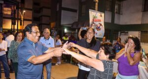 Vecinos disfrutan de bailetones recargados en los parques de San Luis