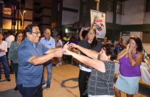 Vecinos disfrutan de bailetones recargados en los parques de San Luis