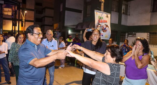 Vecinos disfrutan de bailetones recargados en los parques de San Luis