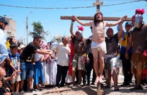 Vía Crucis en el Cerro El Pino:Gracias a la iniciativa del alcalde de La Victoria, Rubén Cano