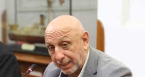 Congresista José Cueto respalda prohibición de dos personas en moto, pero critica falta de fiscalización