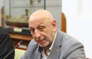 Congresista José Cueto respalda prohibición de dos personas en moto, pero critica falta de fiscalización