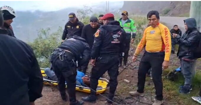 Huancavelica: Policía de Salvataje de Lima recuperó cuerpo de niña de 13 años que cayó en un vehículo a un abismo de 300 metros