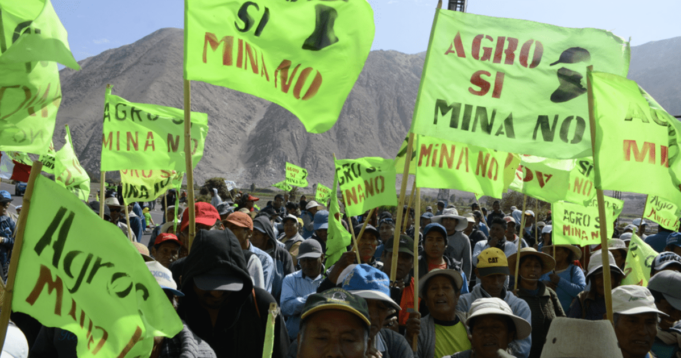 Agricultores bloquean cruce clave en Arequipa y exigen fin del proyecto Tía María