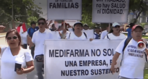Trabajadores de Medifarma protestan ante posible cierre de plantas tras muertes por suero contaminado