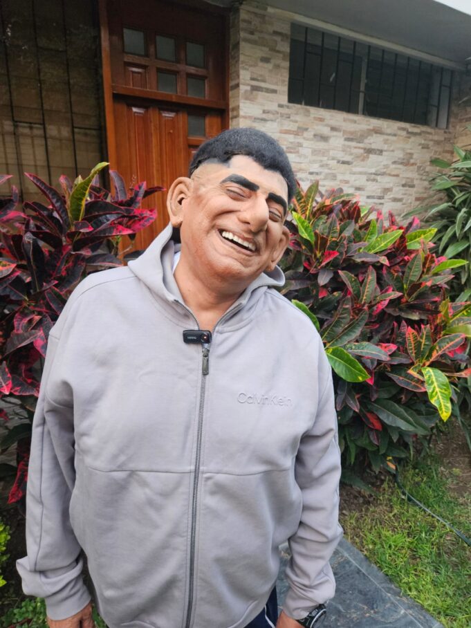 Carlos Álvarez parodia a Piero Quispe con su clásico humor