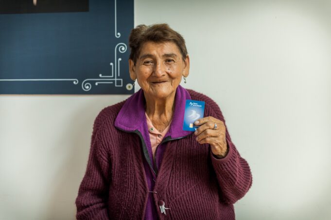 Barrios Altos: usuarios de Pensión 65 reciben tarjetas de débito y aprenden a usarlas en agentes corresponsales