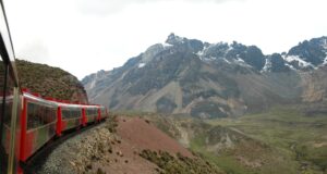 Tren de pasajeros Lima–Huancayo–Lima recorre viaje turístico por feriado de Semana Santa