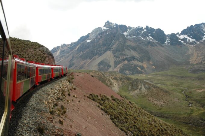 Tren de pasajeros Lima–Huancayo–Lima recorre viaje turístico por feriado de Semana Santa