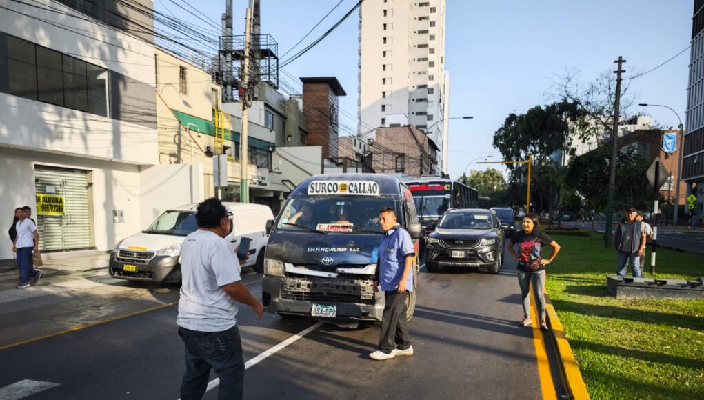 Serenazgo de Miraflores y PNP intervienen a combi que fugó tras accidente
