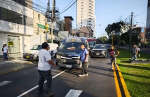 Serenazgo de Miraflores y PNP intervienen a combi que fugó tras accidente