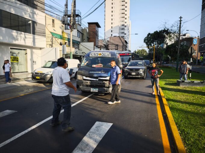 Serenazgo de Miraflores y PNP intervienen a combi que fugó tras accidente