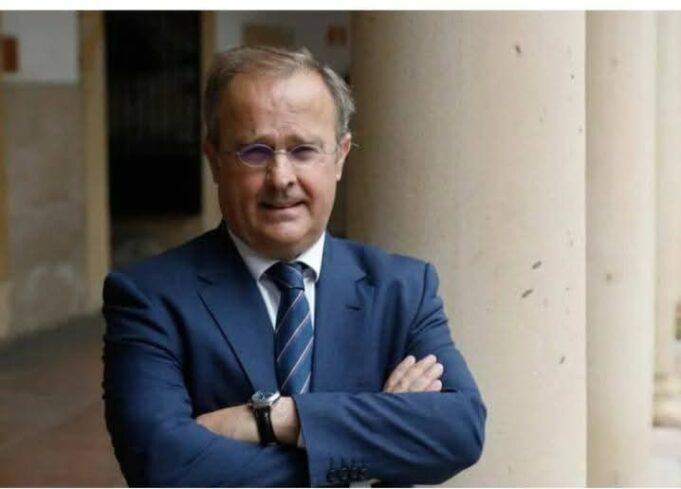 Javier Junceda Moreno: Los peruanos os expresáis en el mejor español, como es aceptado universalmente.