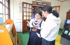 Director de la DREH Expone la Riqueza Literaria Dentro de la Municipalidad de Huancavelica