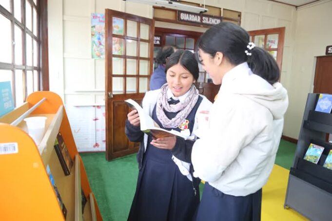 Director de la DREH Expone la Riqueza Literaria Dentro de la Municipalidad de Huancavelica