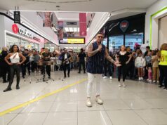 Farid Gripa y Tommy Portugal formaron parte de un espectáculo denominado flashmob en Mallplaza