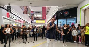 Farid Gripa y Tommy Portugal formaron parte de un espectáculo denominado flashmob en Mallplaza