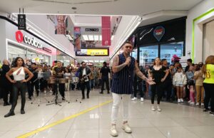 Farid Gripa y Tommy Portugal formaron parte de un espectáculo denominado flashmob en Mallplaza